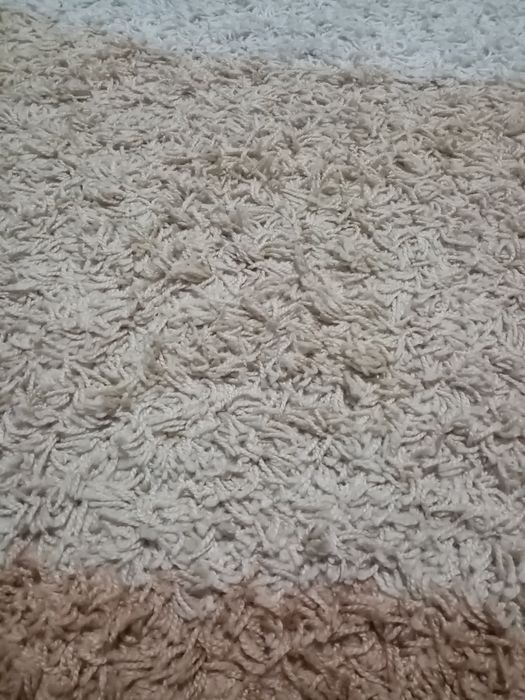 Продаётся ковры 2 вида прямоугольный и овалний бежевокоричнего цвета.