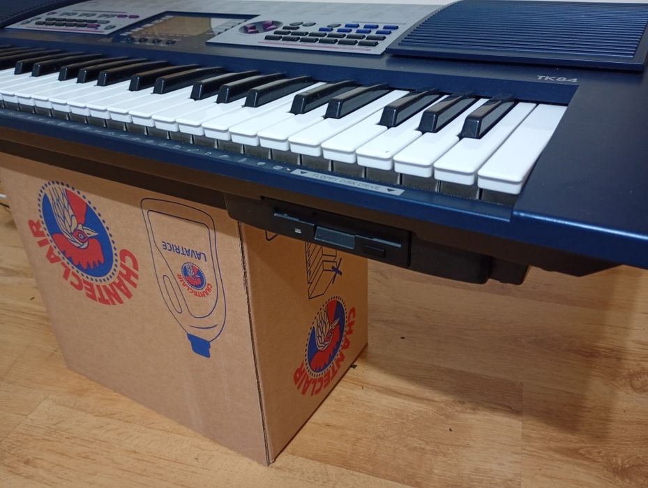 FARFISA TK-84 pian orga sintetizator