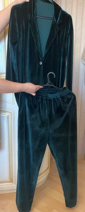 Платья и костюм продам