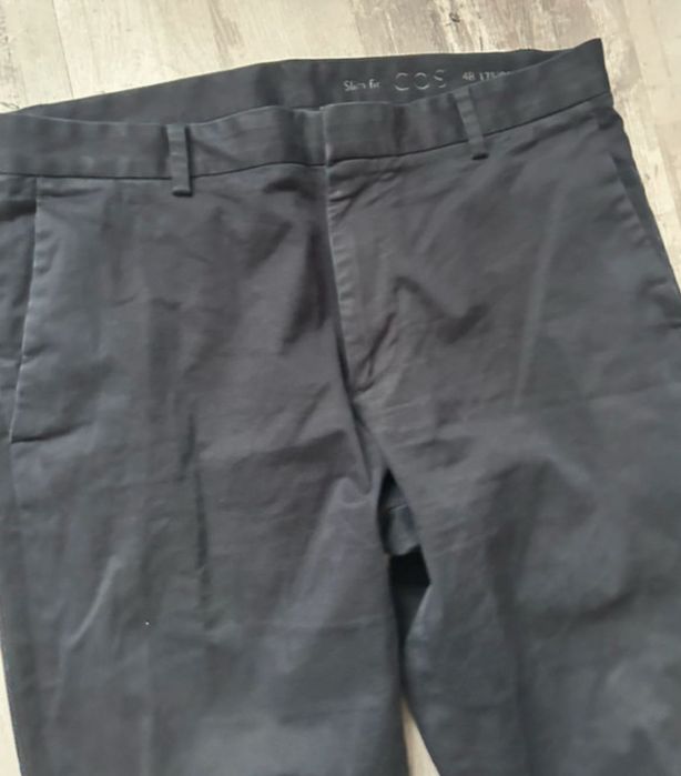 Vând pantaloni COS bărbați, M 90 lei