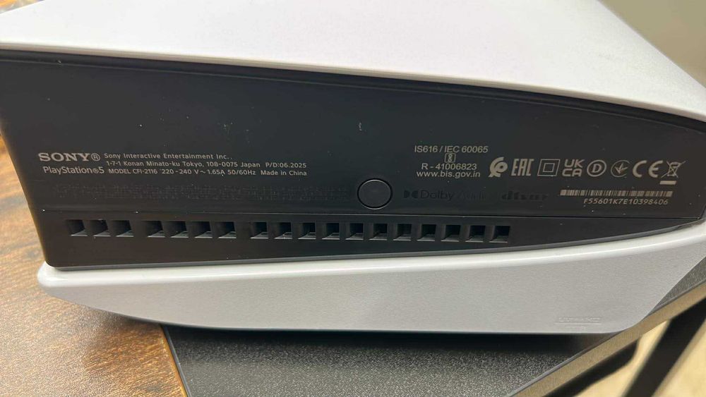 Sony Playstation 5 1TB с 2 джойстика, зарядна станция, 2 игри и всички кабели