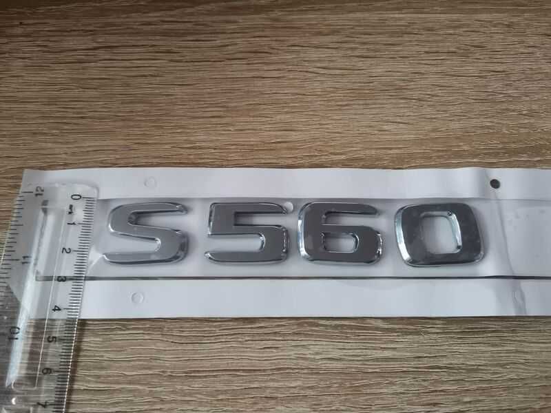 сребрист надпис Mercedes Benz S560