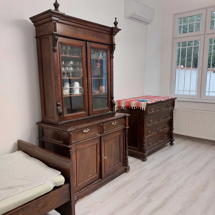 Старинни мебели от дърво ретро