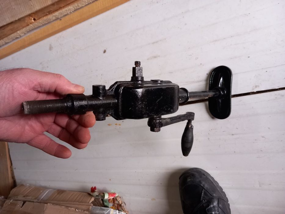 Bormasina manuală pentru gaurit