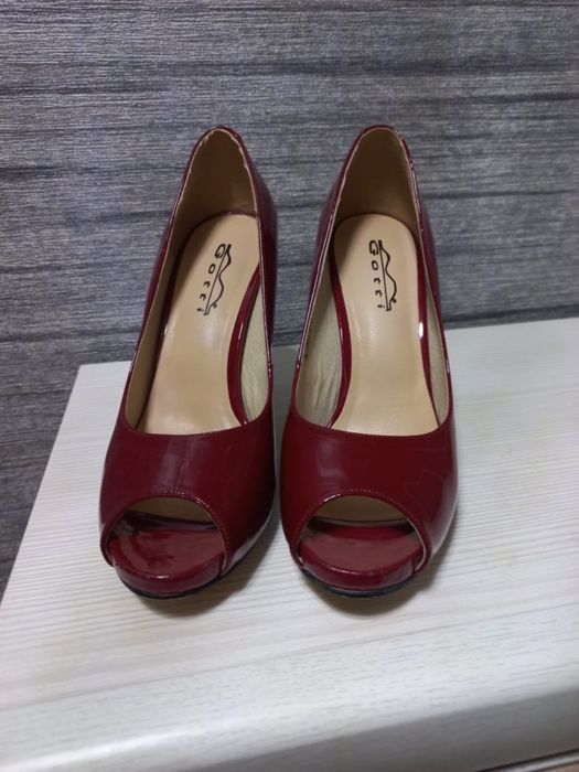 Женская обувь (туфли)