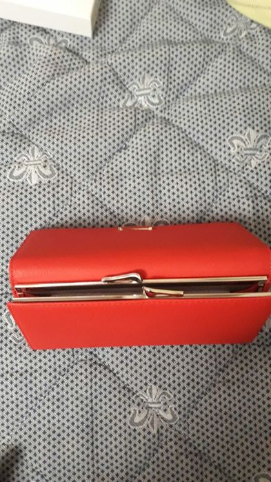 Дамски портфейл в червен цвят.