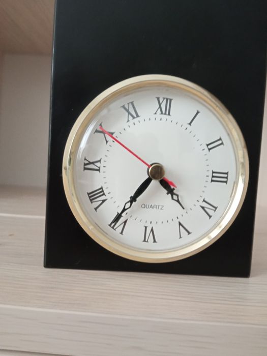 Настольные часы QUARTZ соат сотилади.