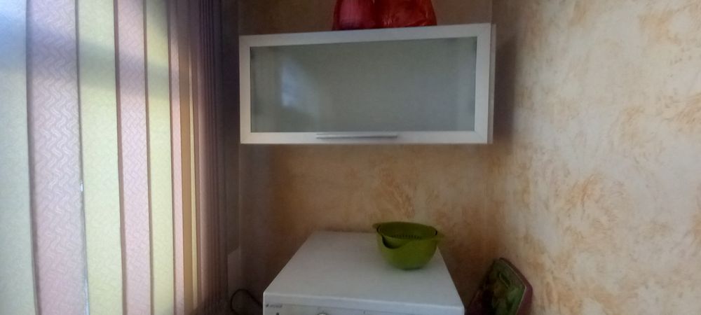 Настенный шкаф серый