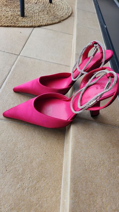 Сатенирани обувки на висок ток с бижу около глезена