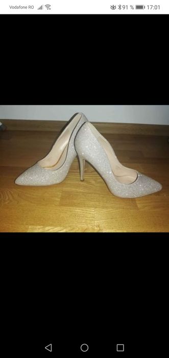 Vând pantofi stiletto