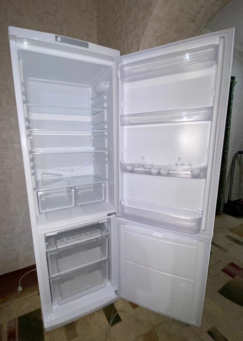 Срочно ! Продам холодильник индезит