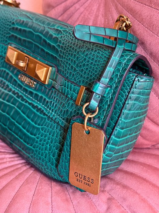 кожена чанта Guess