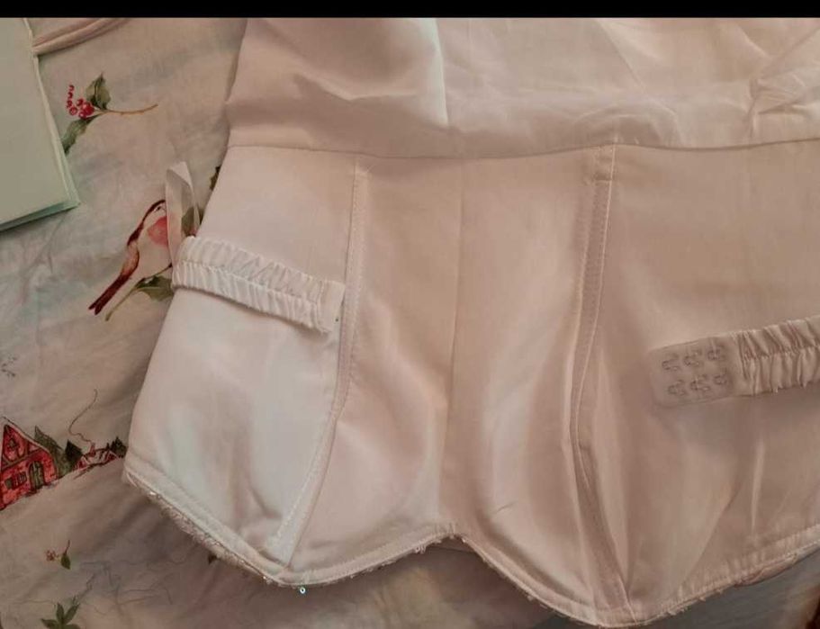 Сватбена сатенена рокля с дълъг шлейф и подходящи ръкавици към нея.