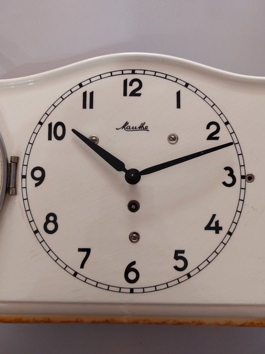 Порцеланов часовник Mauthe