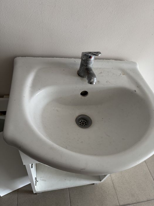 Продавам шкаф с мивка за баня
Продавам шкаф за баня с мивка, използван