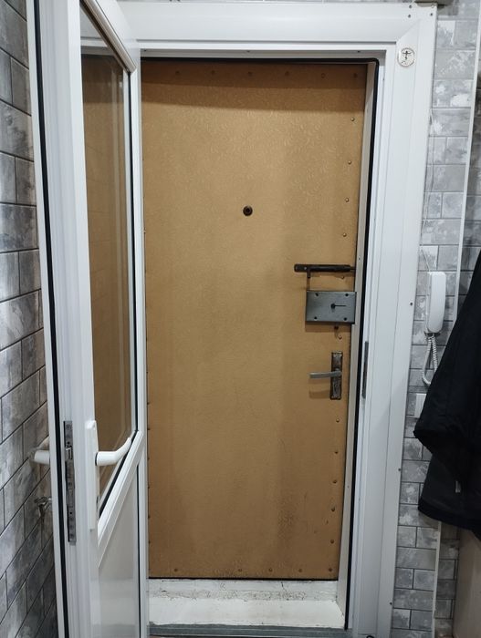 Продам железную входную дверь