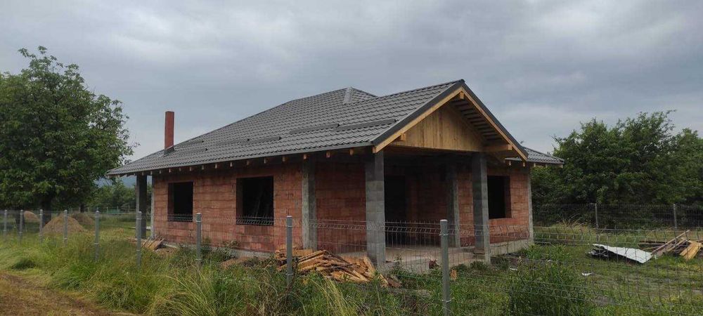 Construcții case la roșu și la cheie