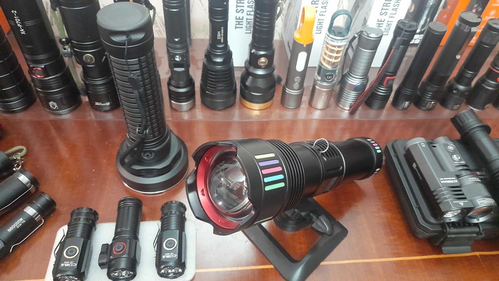 Lanterne , proiectoare puternice zoom acumulator raza 100-900metri