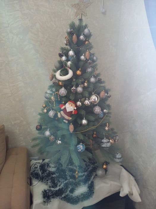 Продам ёлку без новогодних игрушек