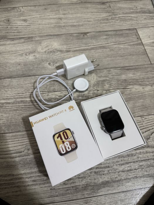 смарт-часы Huawei Watch Fit 4 в белом .
