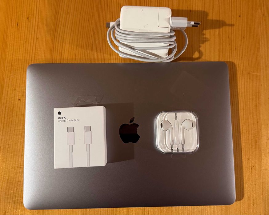 MacBook Pro 13 2017 Touch Bar 256GB (4xTB3) + СЛУШАЛКИ ПОДАРЪК