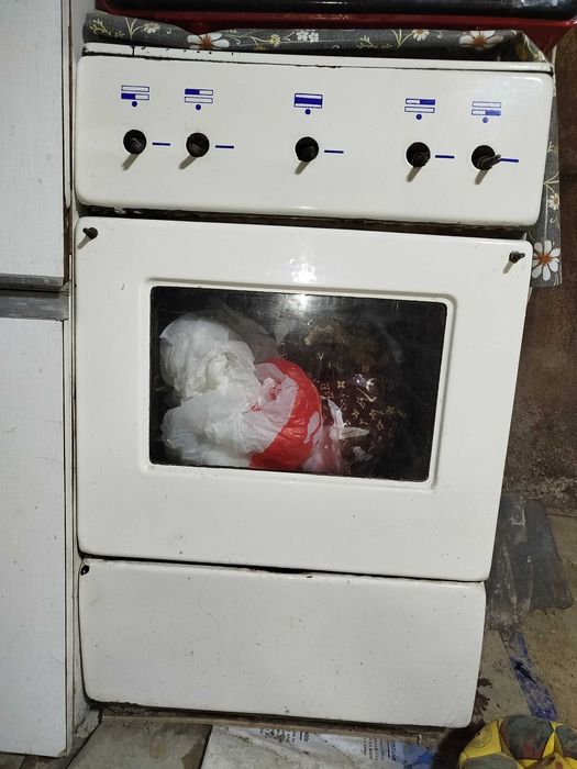 Gaz plita, 4 kòzli, muqaddam ishlatilgan.