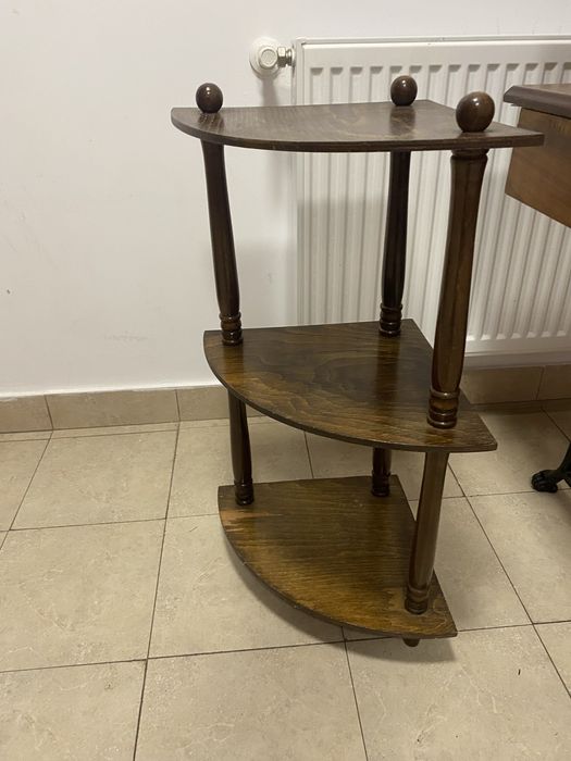 Măsuță veche de colț