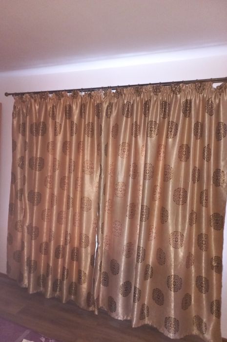 Vând 2 modele de draperii