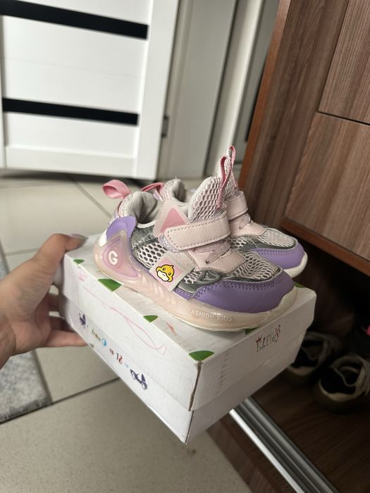 Продам кроссовки детские