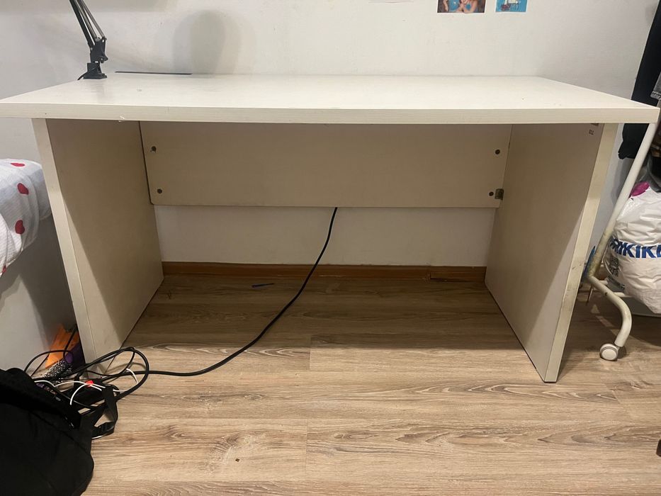 Стол письменный.