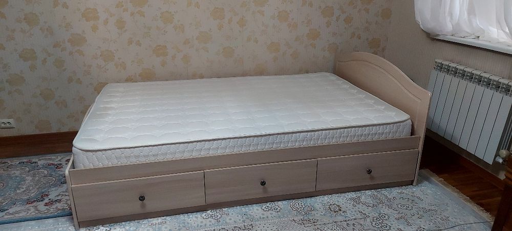 Продам кровать с матрацем