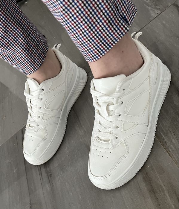 Adidasi Sinsay ca noi