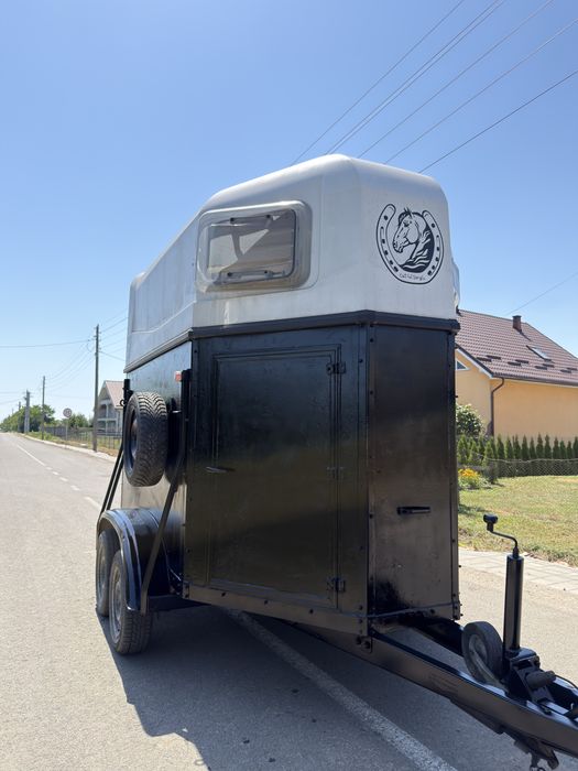 Vând remorca de doi cai in stare foarte bună
