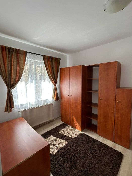 Se oferă spre închiriere apartament cu 2 camere, mobilat, situat la etajul 1, pe strada Semaforului, în cartierul Vasile Aaron.