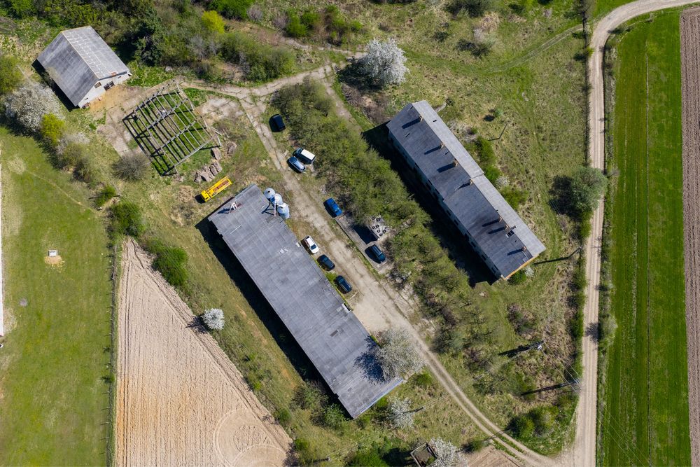 Ferma 17000  mp cu cladiri - Todiresti zona Solonet - 28 euro/mp