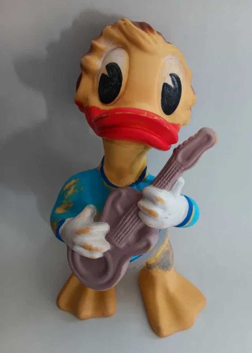 Jucarie Aradeanca veche ,din cauciuc, Donald cu chitara, de colectie