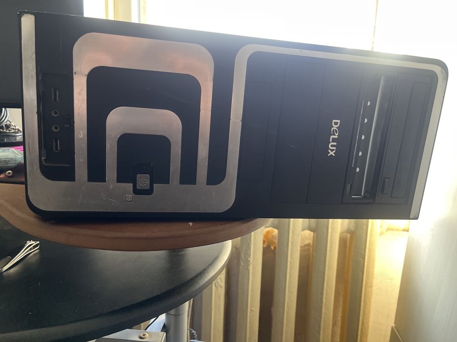 Системный блок старого типа.