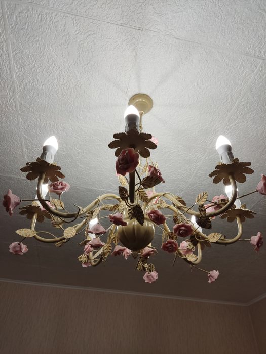 Продам люстру "Роза" на 8 ламп.