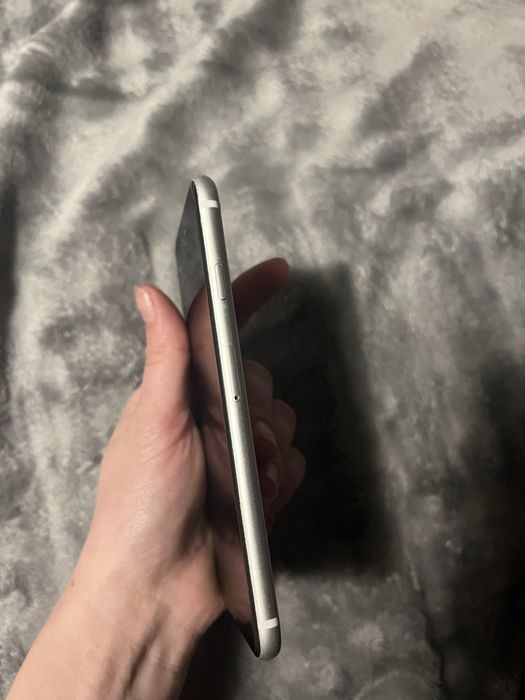 Vand  Iphone SE  in stare buna