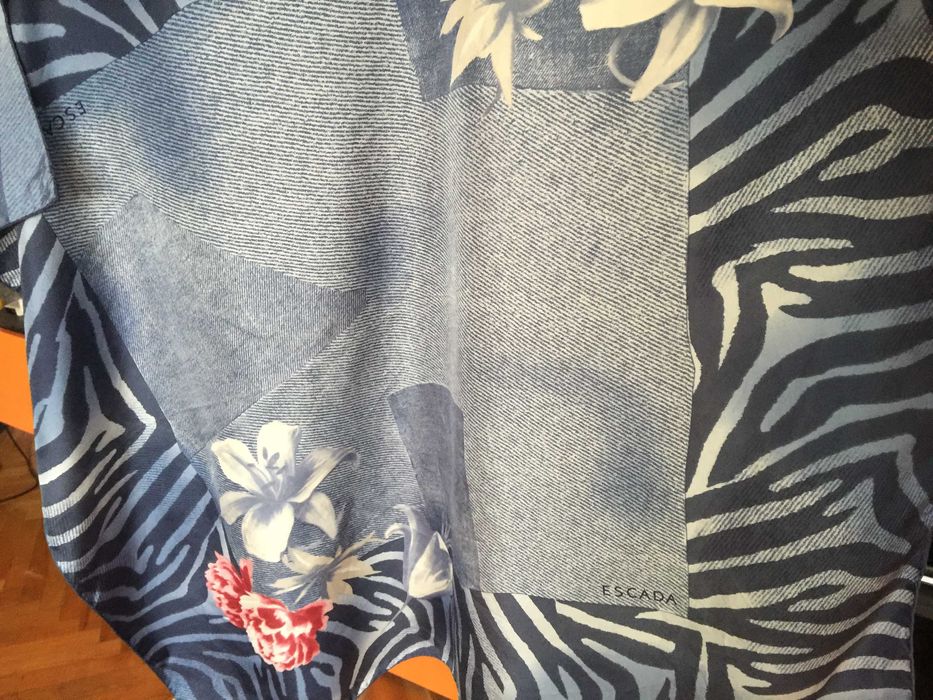 Копринен шал Escada