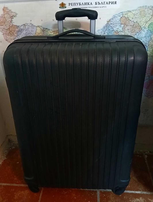 Куфар голям твърд с дръжка на колела