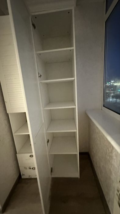 Шкаф белый с  ящиками и