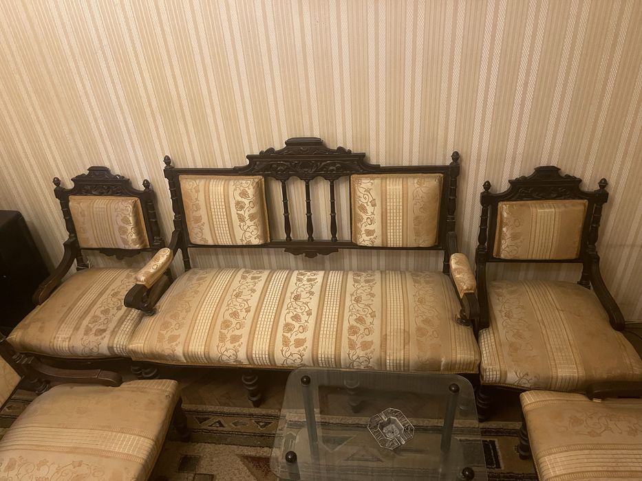 Mobila stil-canapea cu patru fotolii