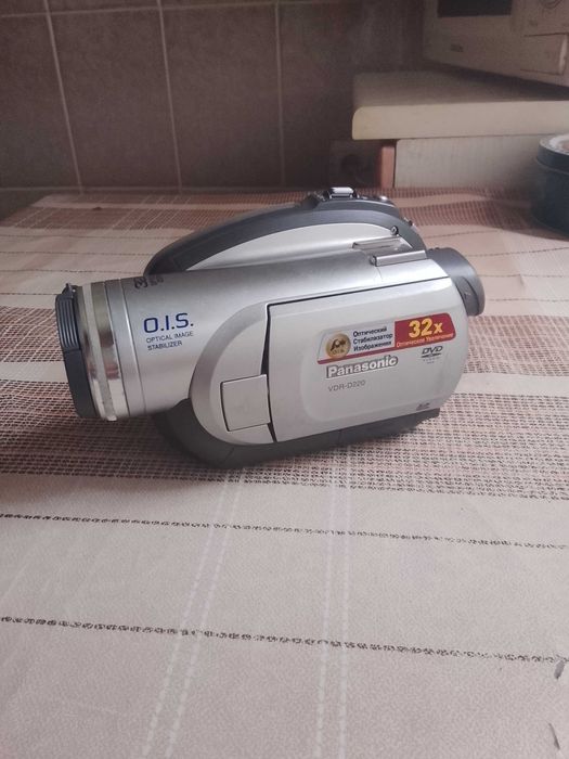 Продам видеокамеру Panasonic VDR-D220