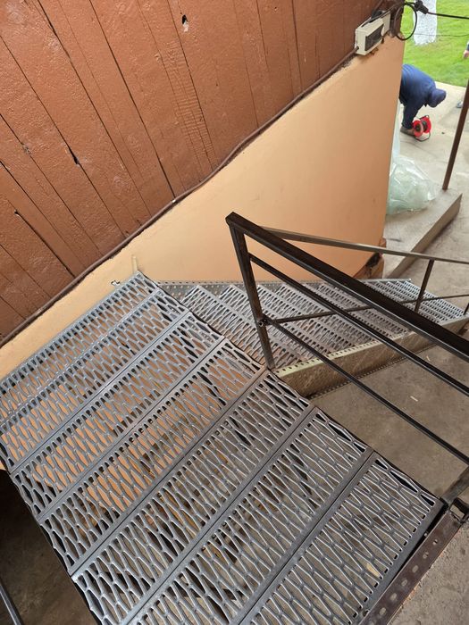 Confectionam scarii metalice zincate exterioare și pentru incendii , platforme, podete si balustrazi profesionale la cererea clientului . Asiguram tra