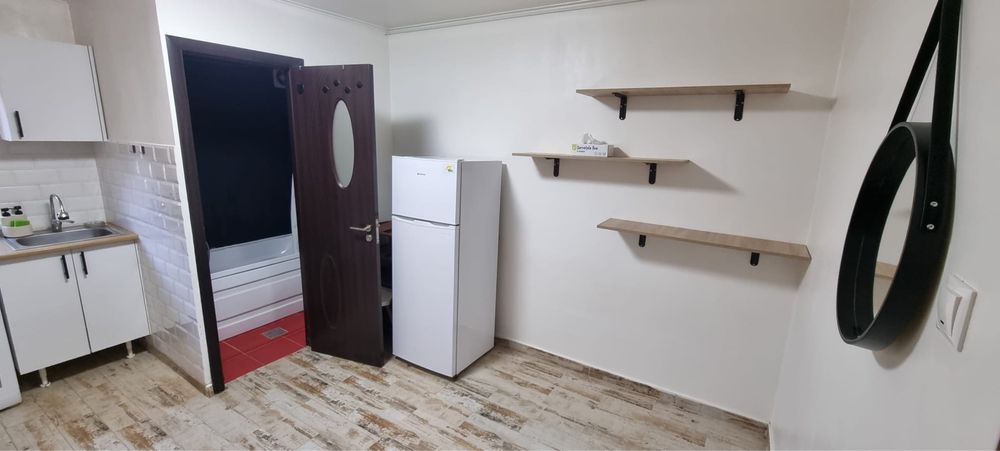 Vand garsoniera sau inchiriez