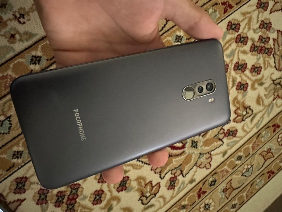 Продаю телефон pocophone f1