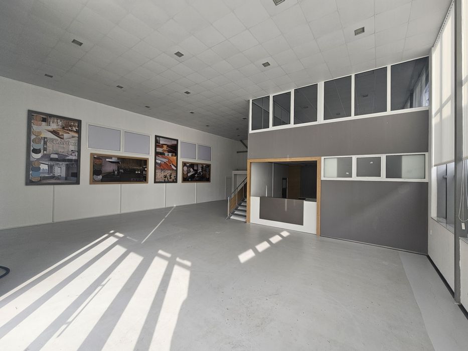 Дава се под наем Магазин в Кърджали, Боровец - 250 кв.м за 816 € - Снимка #3