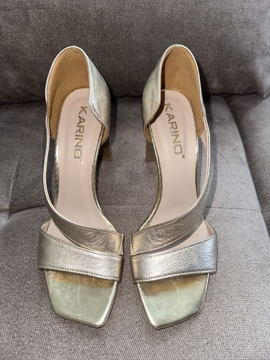 Златисти сандали на висок ток