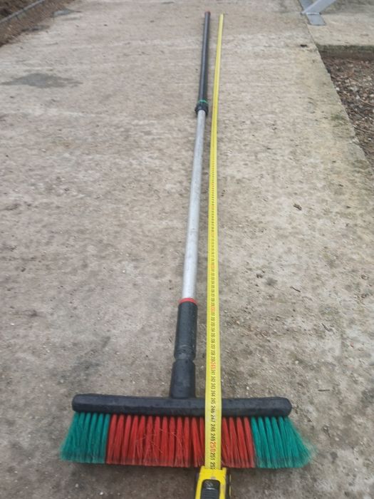 Vând perie  auto telescopica .